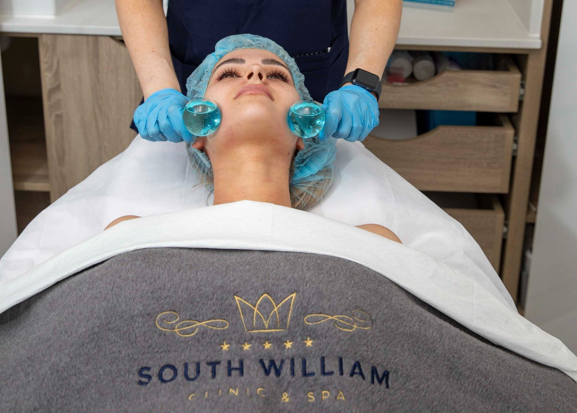 iS Clinical Fire & Ice Luxury Facial with LED Course of 4 -Pregnancy Safe (save €371)