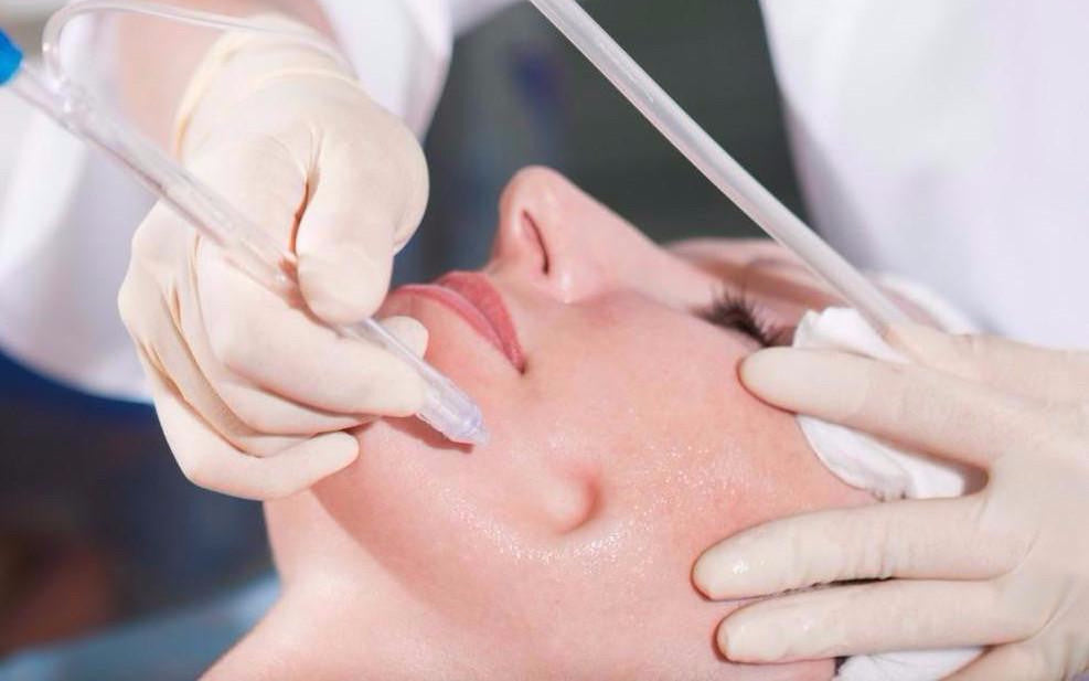 iS Clinical Fire & Ice Luxury Facial + HydraFacial or JetPeel + LED Course of 3 (save €441)