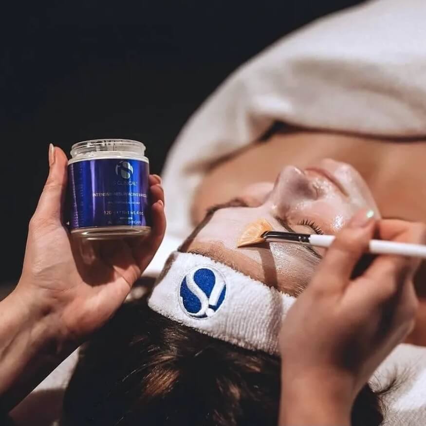 iS Clinical Fire & Ice Luxury Facial with LED Light Therapy Course of 2 (save €201)