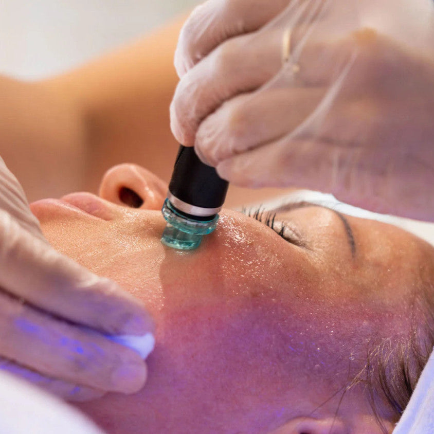 Deluxe 6-Step HydraFacial 50-Mins +New HydraFillic Pep9 Anti-Ageing Booster Course of 4 (save €401)